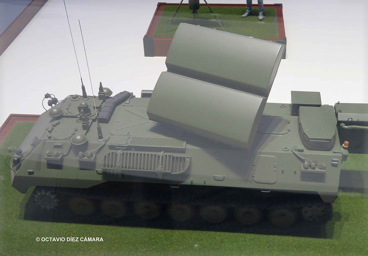 El concepto de antena doble se ha traspasado a un diseño más compacto, el 1K145E, que está situado en blindados de chasis oruga y tiene un carácter más táctico. (Octavio Díez Cámara)